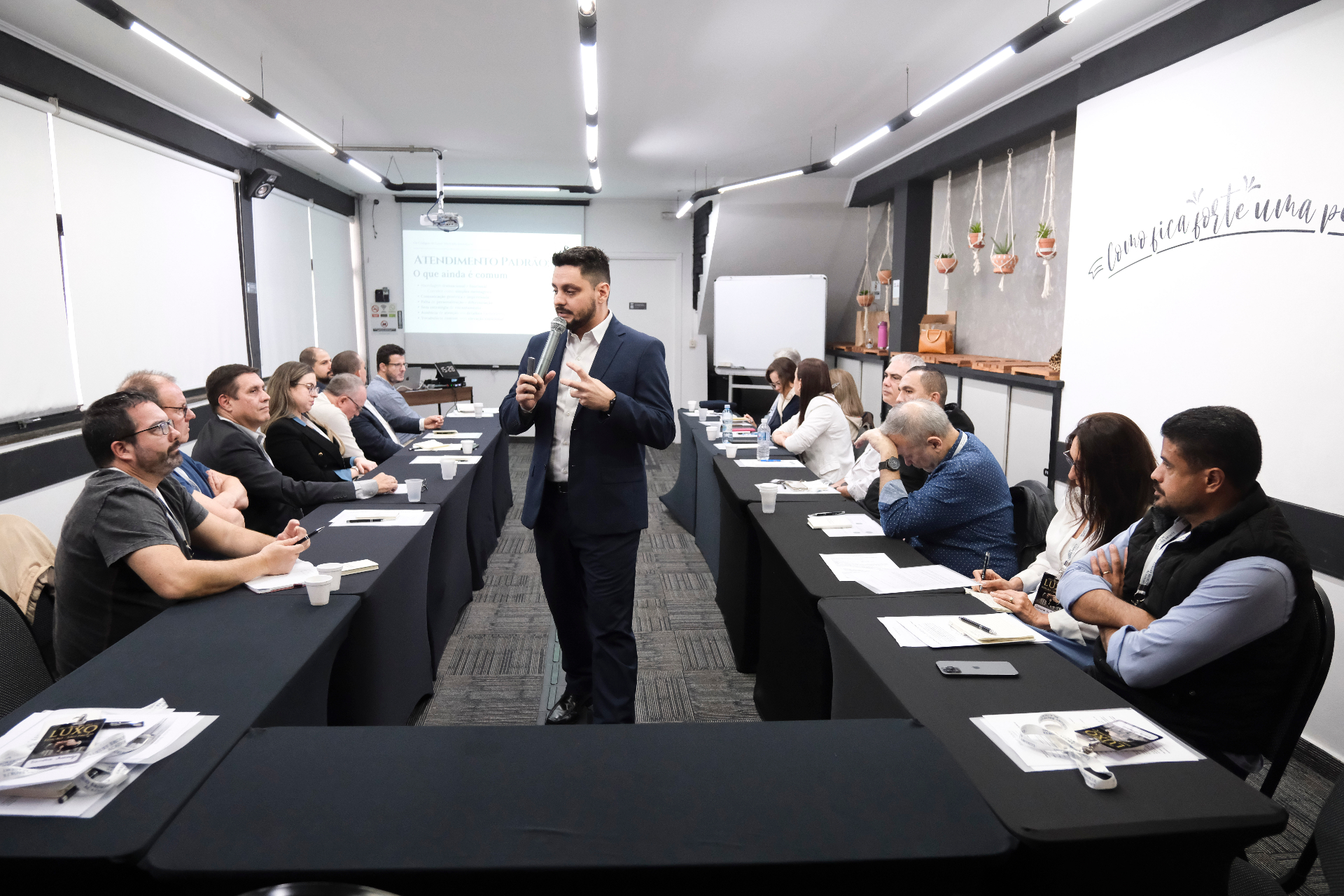 Mesa executiva de negociação no mercado imobiliário de luxo